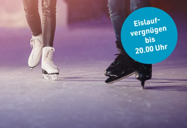 Paar beim Abend-Eislauf